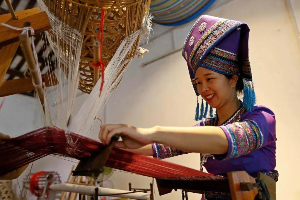 Ethnic Minority Handicrafts - Experience Zhuang brocade and embroidered ball making